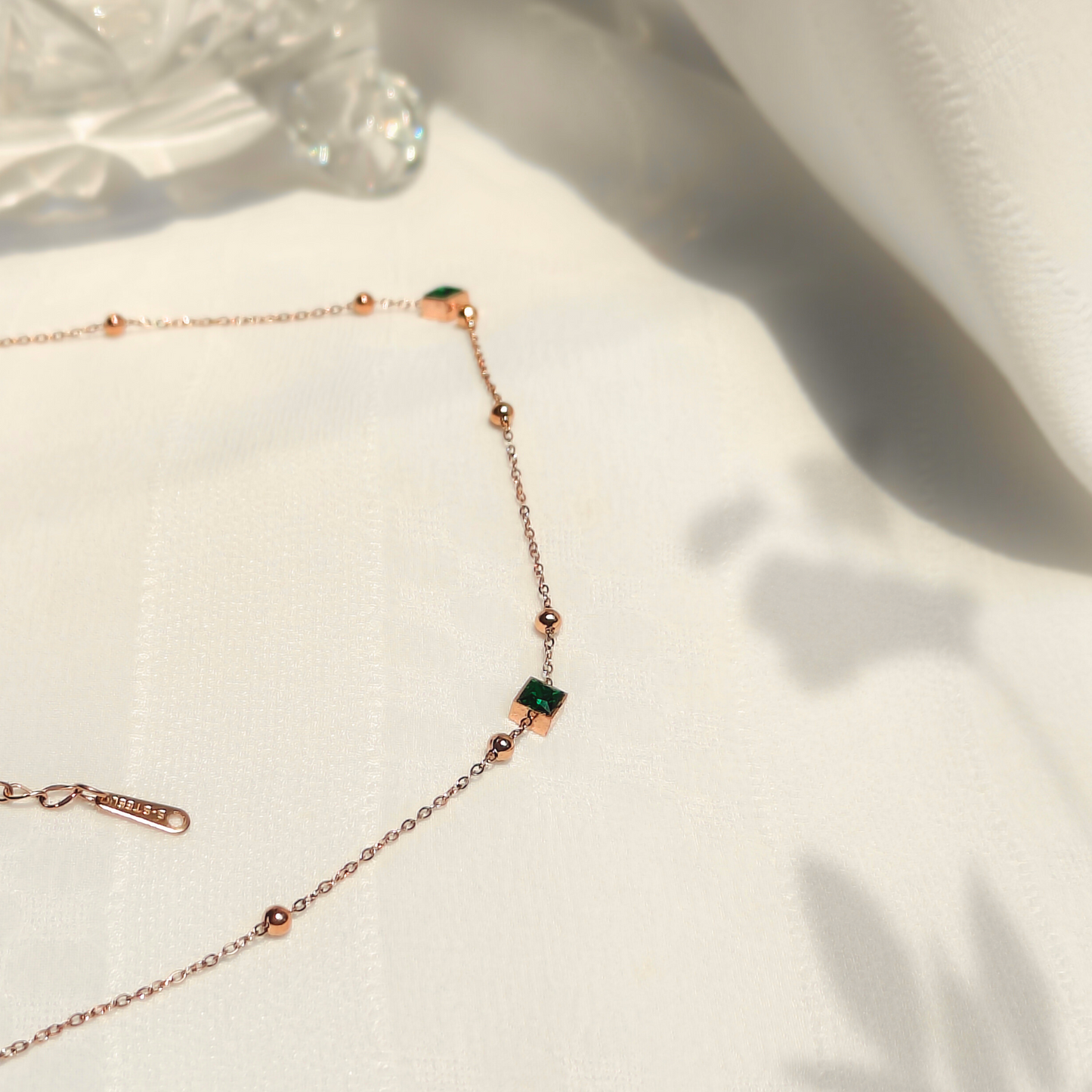 Emerald Enclave Linked Anti-tarnish Necklace, close up top view