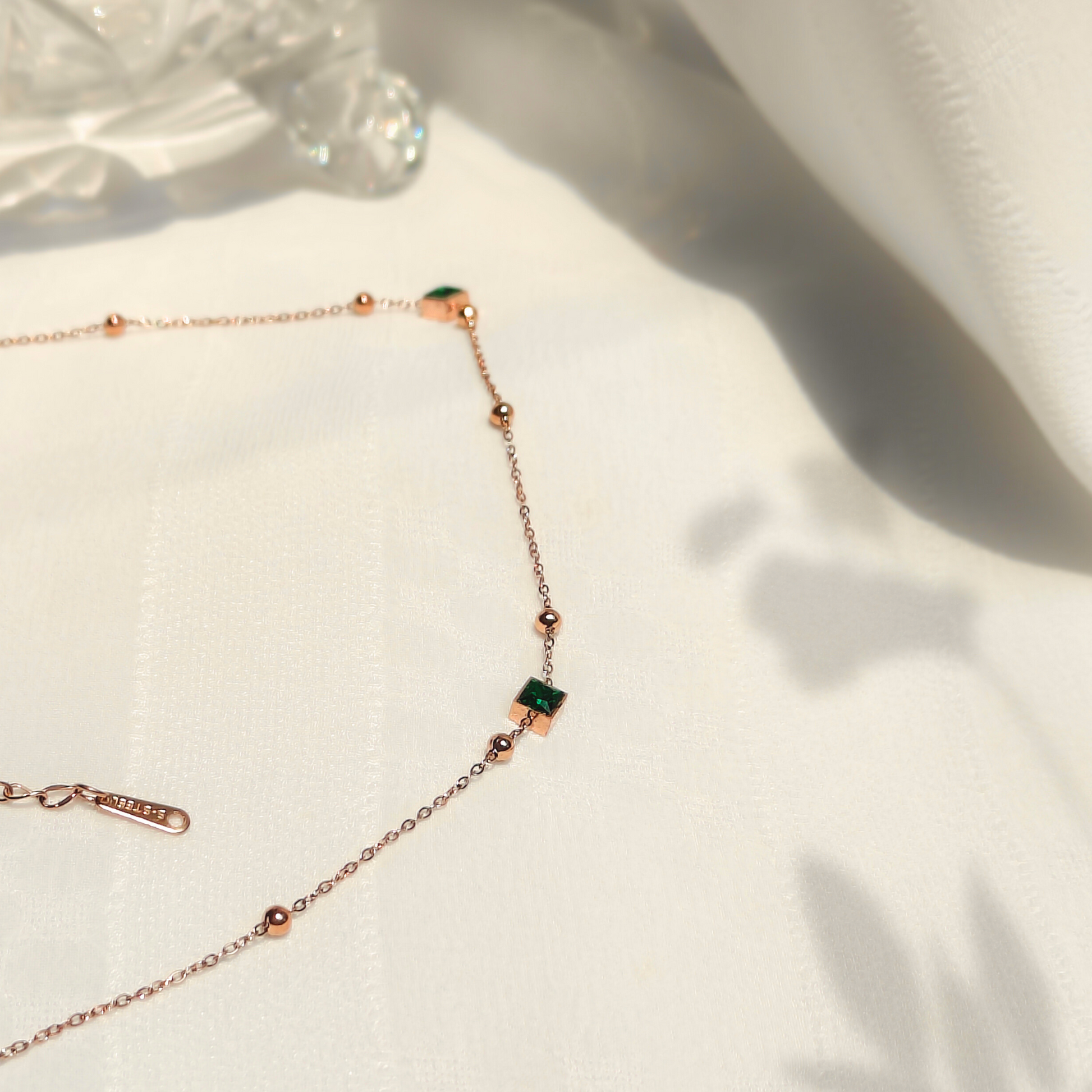 Emerald Enclave Linked Anti-tarnish Necklace, close up top view